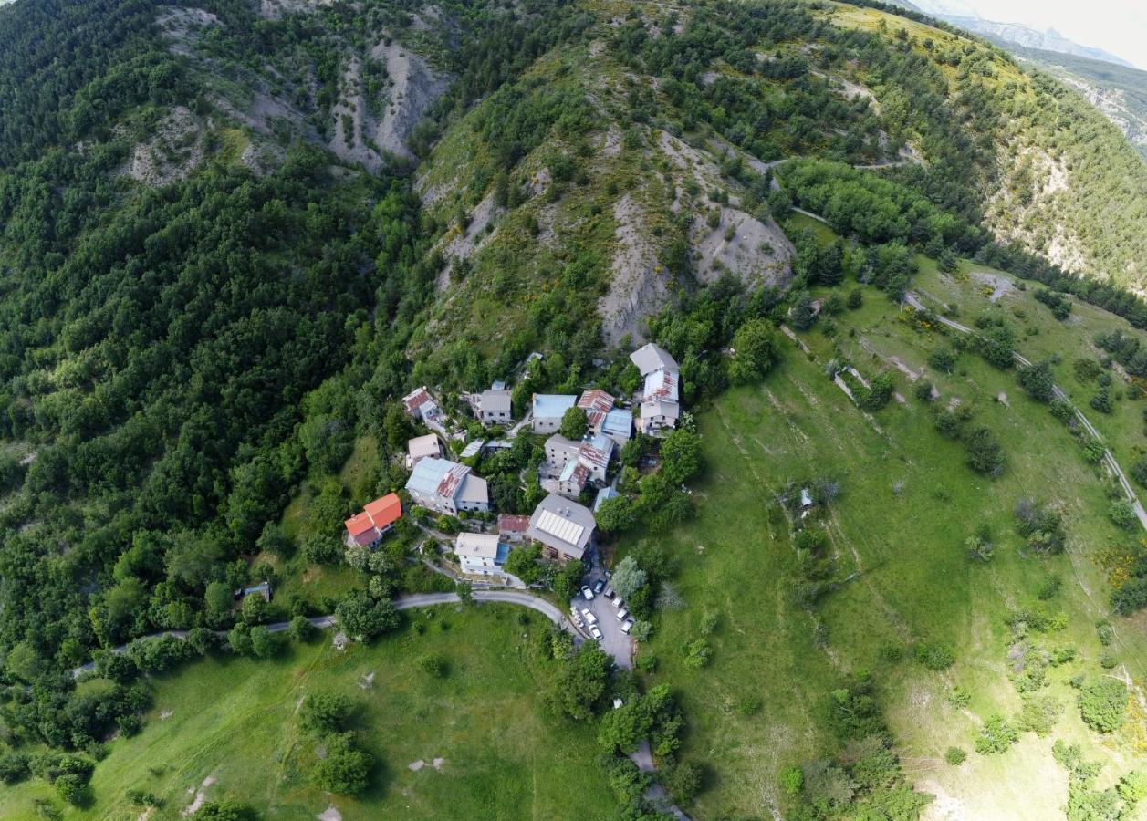 Eco-Hotel Et Yourtes Du Mercantour Guillaumes Exterior foto